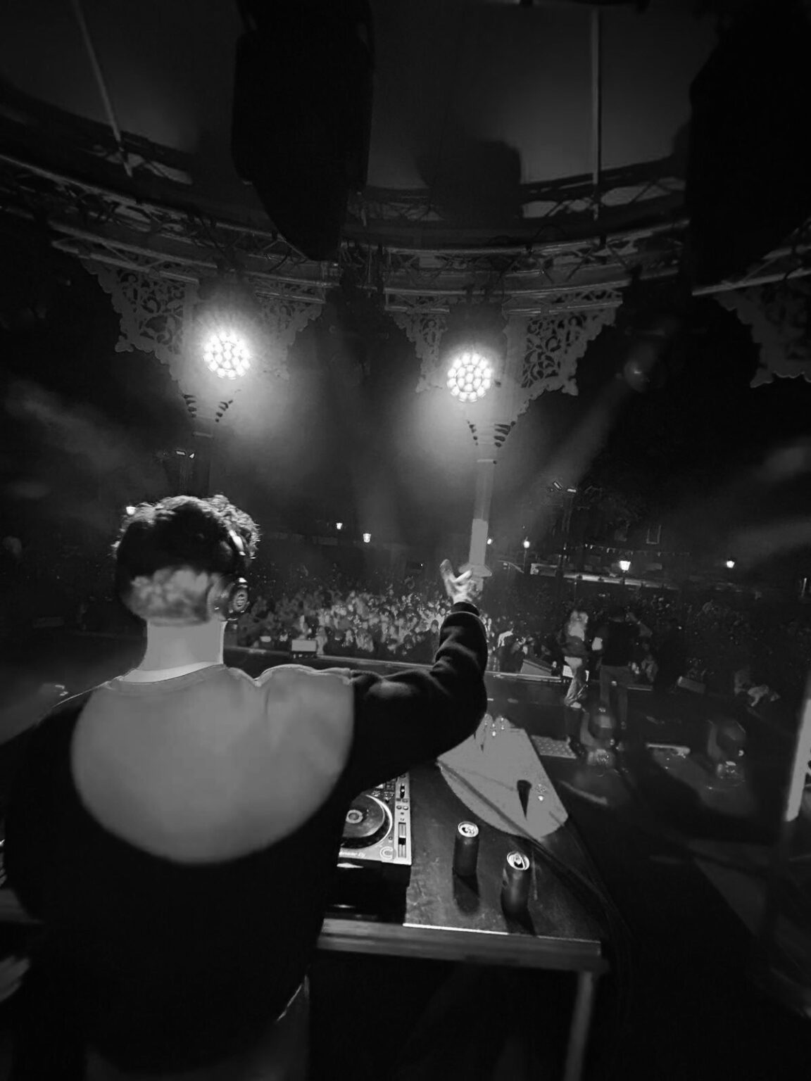 DJ draait op dansfeest — professionele DJ boeken bij Stagelinker