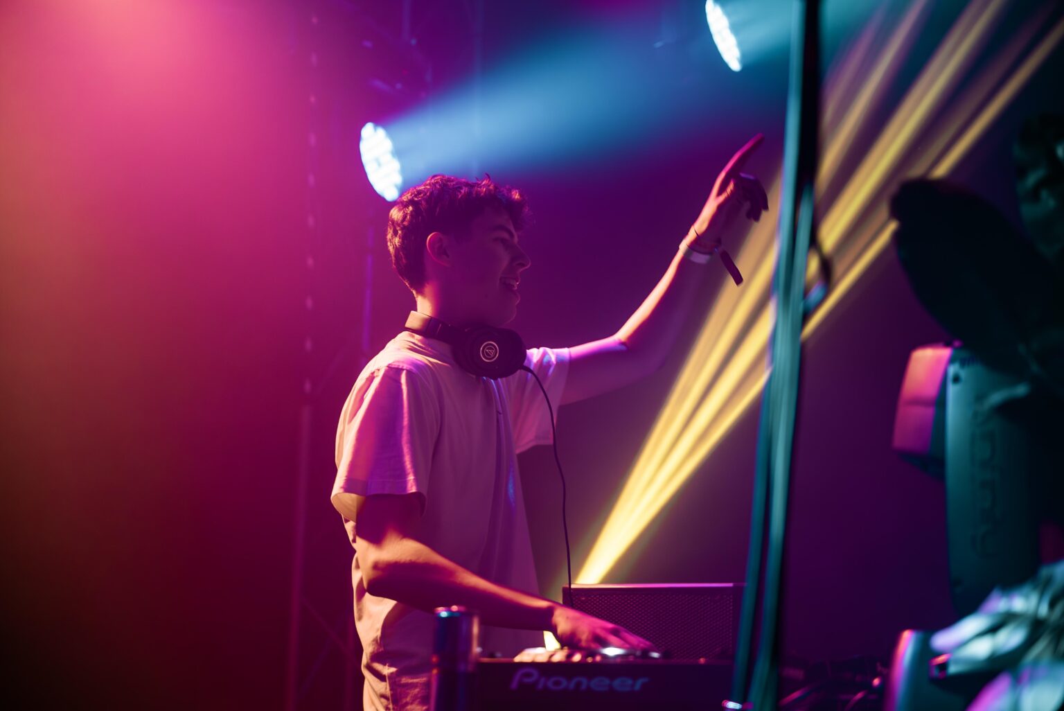 DJ Live in actie- DJ boeken voor elk feest bij Stagelinker