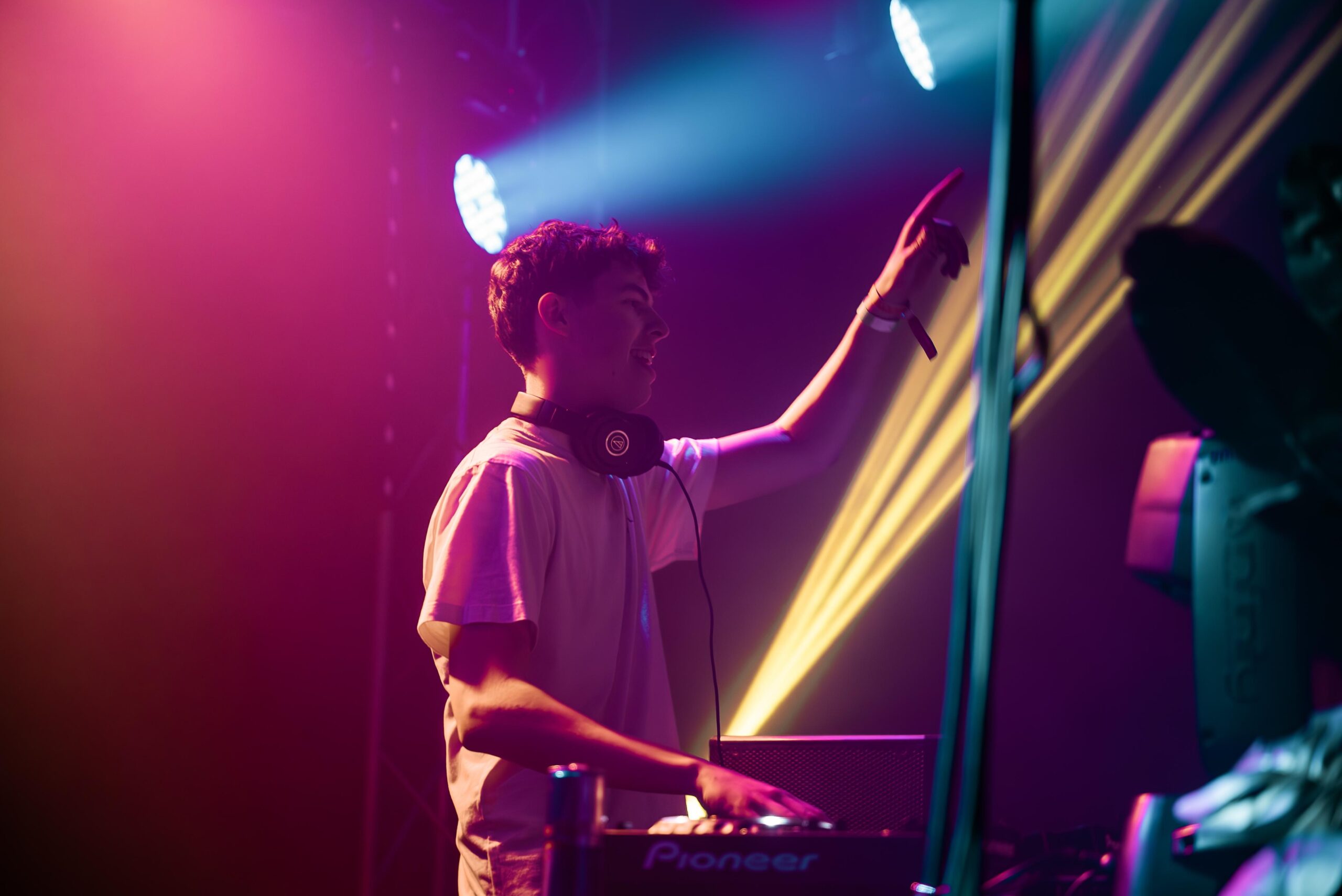 DJ Live in actie- DJ boeken voor elk feest bij Stagelinker