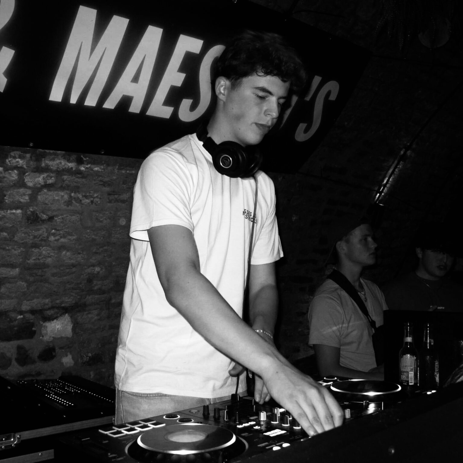 DJ Live in actie- DJ boeken voor elk feest bij Stagelinker