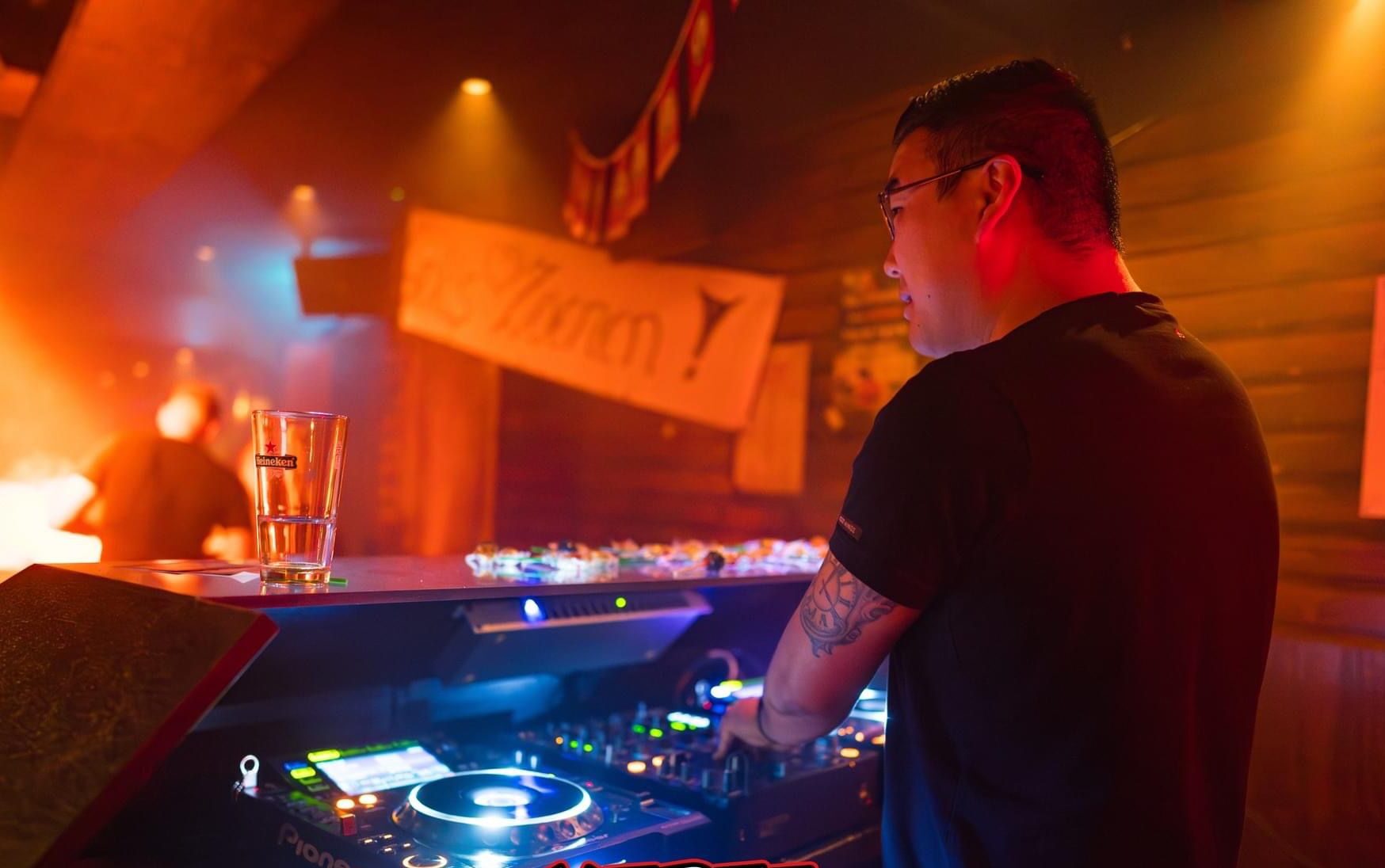 DJ aan het optreden — DJ boeken voor elk feest bij Stagelinker