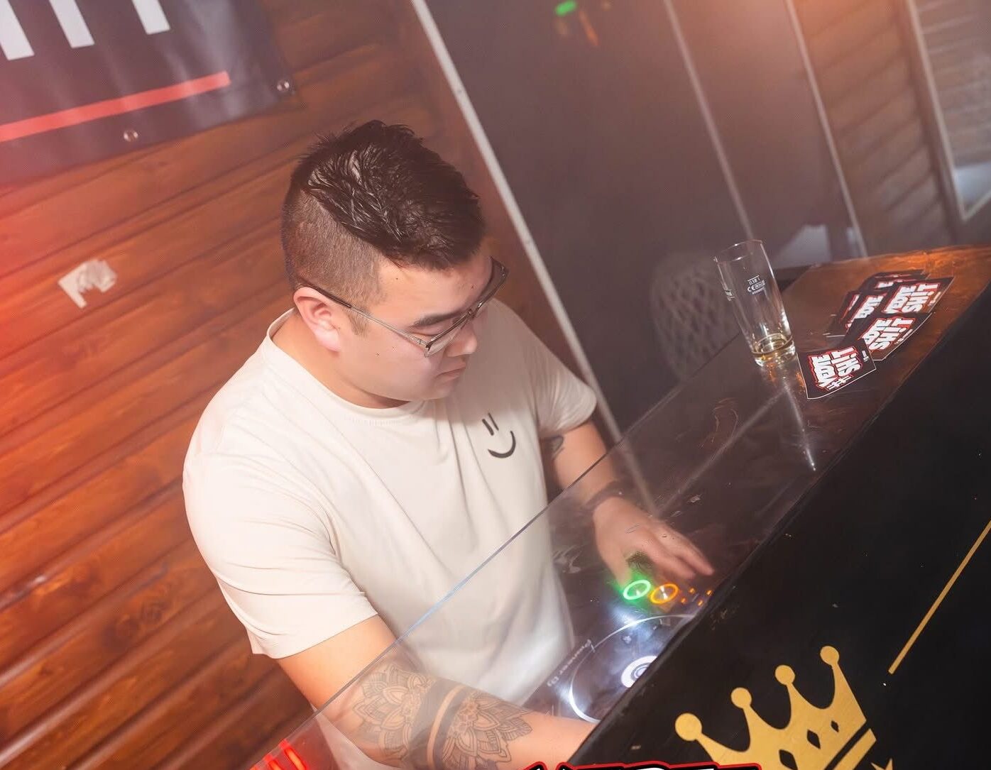 DJ aan het optreden — DJ boeken voor elk feest bij Stagelinker