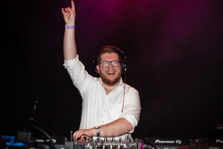 DJ verzorgt muziek op feest — ervaren DJ huren bij Stagelinker