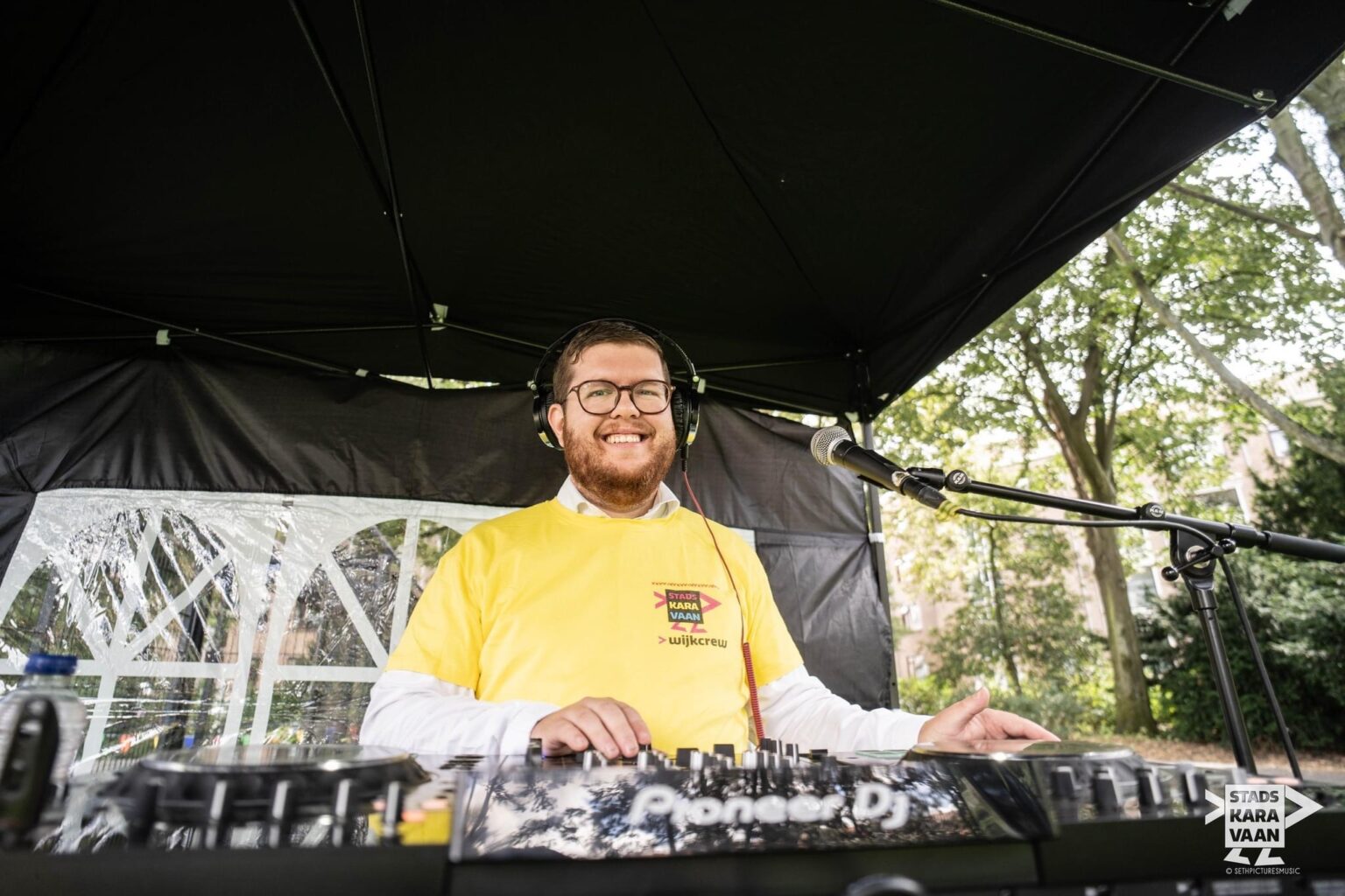 DJ draait op dansfeest — professionele DJ boeken bij Stagelinker