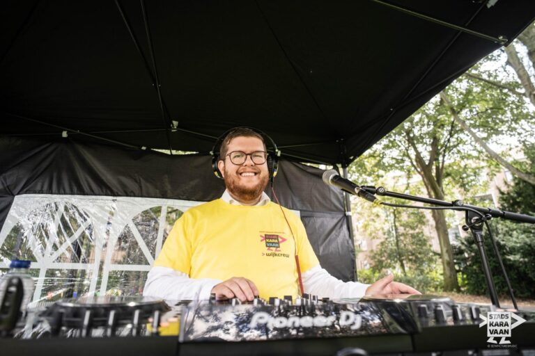 DJ draait op dansfeest — professionele DJ boeken bij Stagelinker