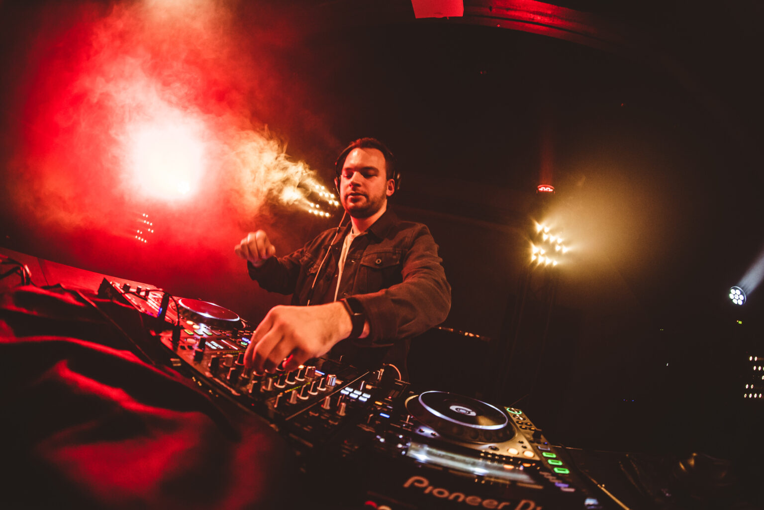 DJ Live in actie- DJ boeken voor elk feest bij Stagelinker