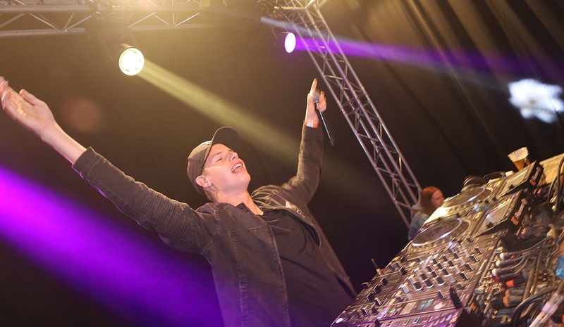 DJ verzorgt muziek op feest — ervaren DJ huren bij Stagelinker