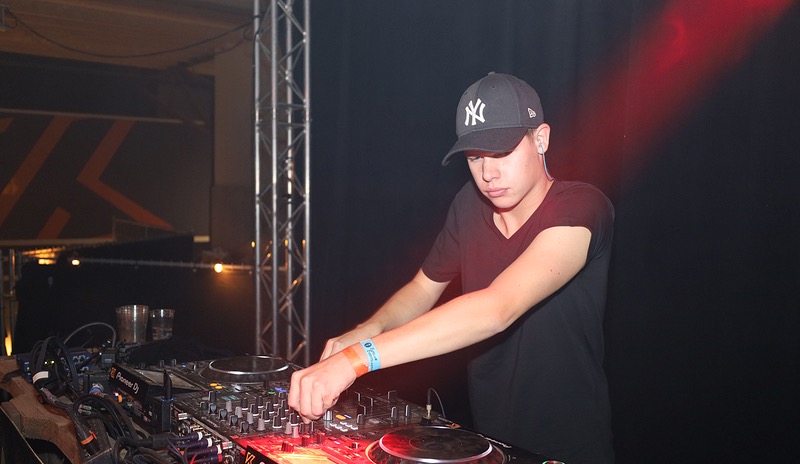 DJ Live in actie- DJ boeken voor elk feest bij Stagelinker