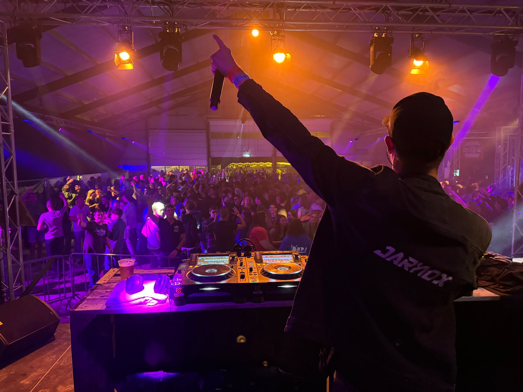 DJ draait voor dansend publiek — professionele DJ huren bij Stagelinker