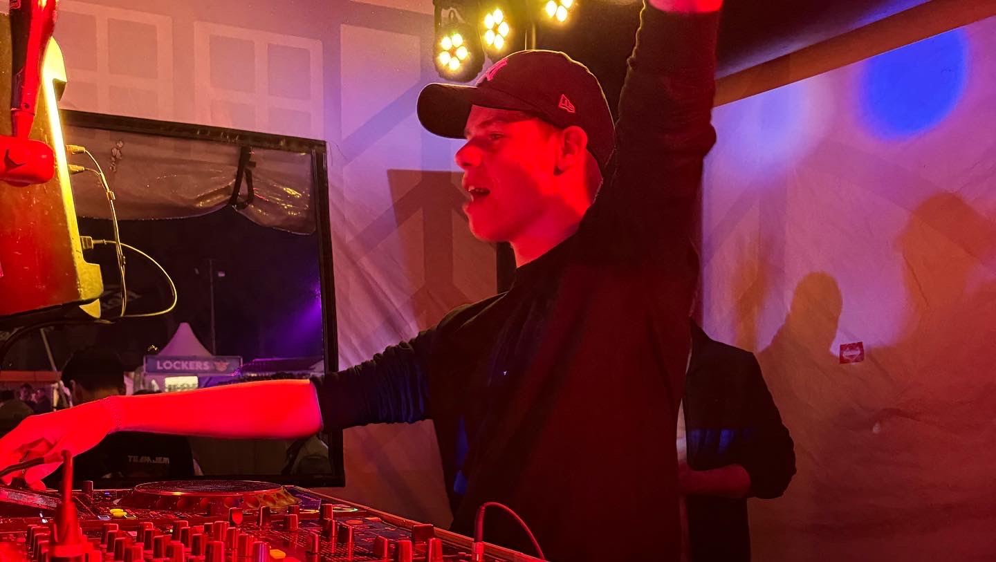 DJ aan het optreden — DJ boeken voor elk feest bij Stagelinker