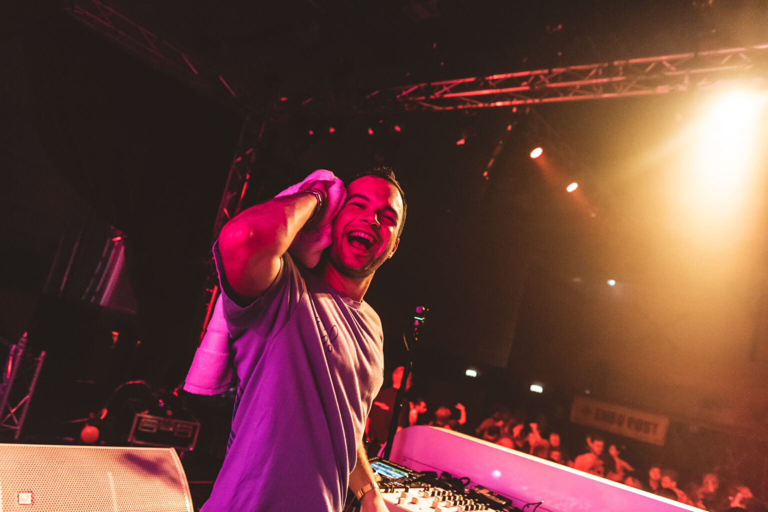 DJ live in actie — DJ boeken voor feest of evenement bij Stagelinker