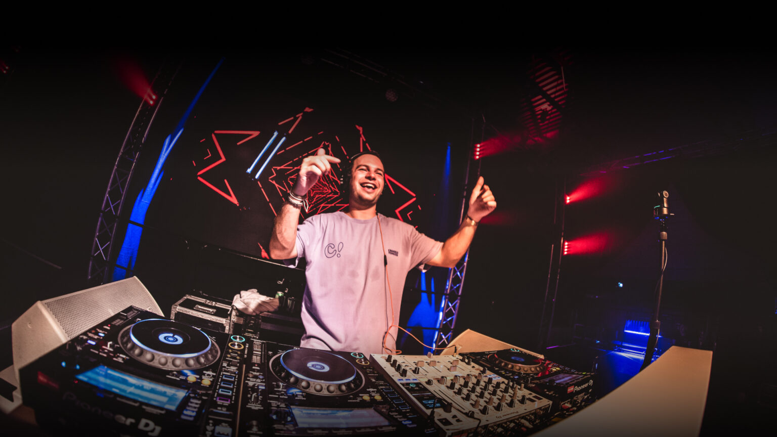 DJ draait op dansfeest — professionele DJ boeken bij Stagelinker