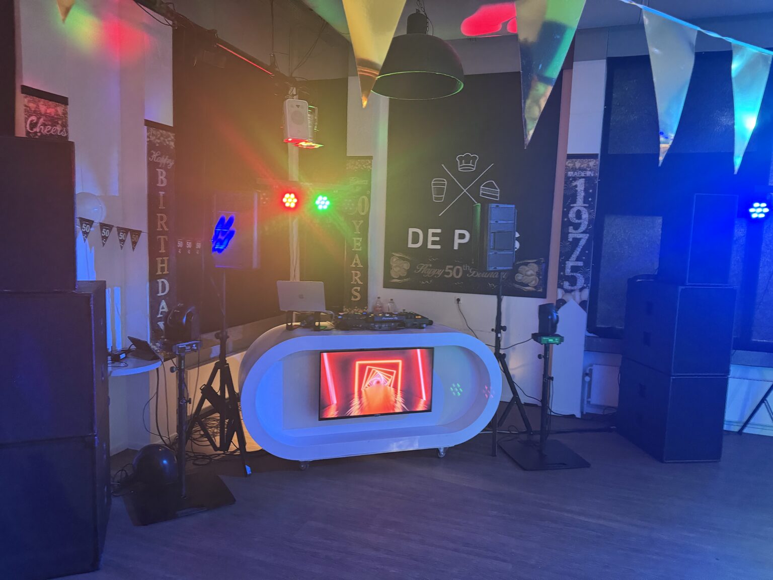 DJ Booth en set met speakers. DJ Huren bij Stagelinker