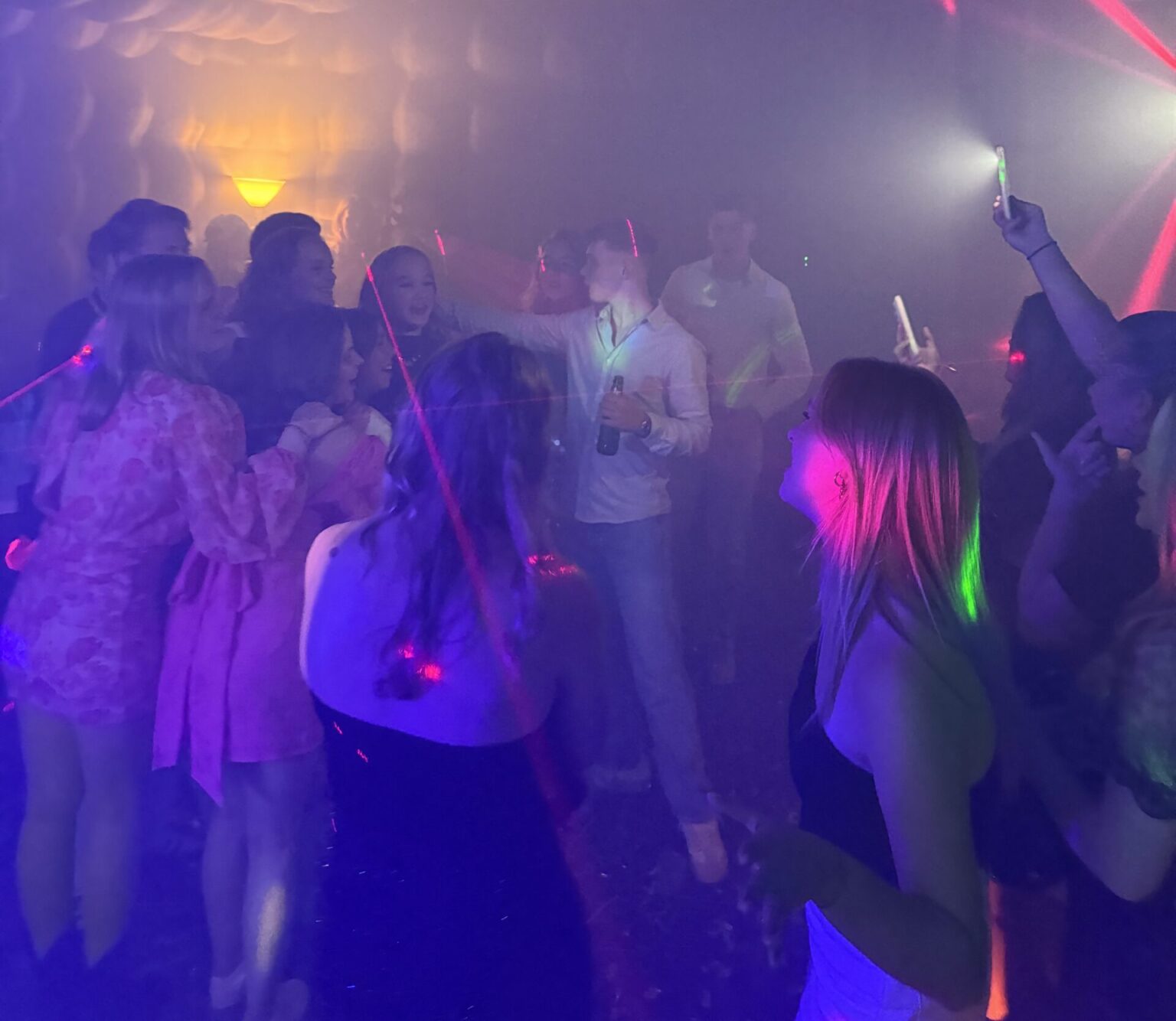 Dansend publiek bij DJ optreden - DJ Huren bij Stagelinker