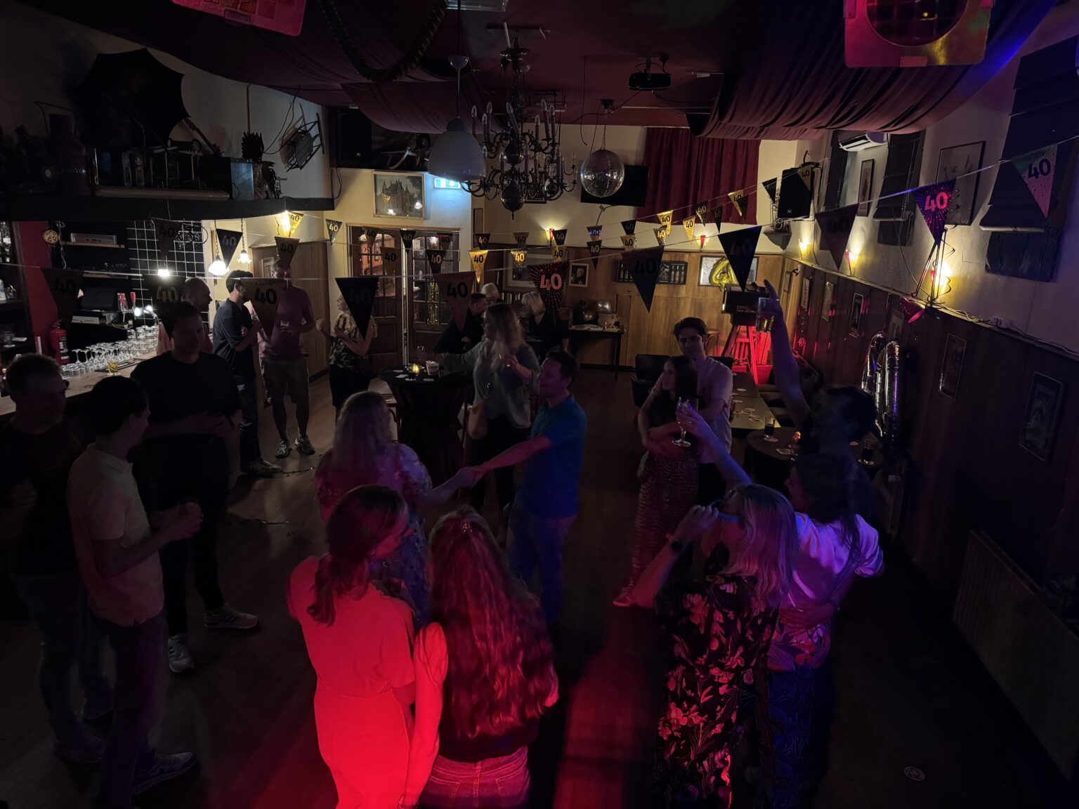 DJ Huren- Dansend publiek. DJ Huren bij Stagelinker