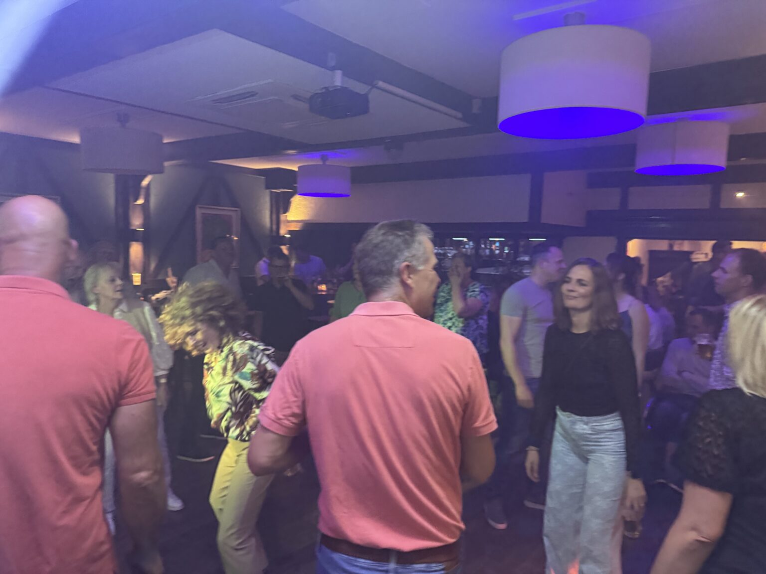 Dansend publiek bij DJ optreden - DJ Huren bij Stagelinker