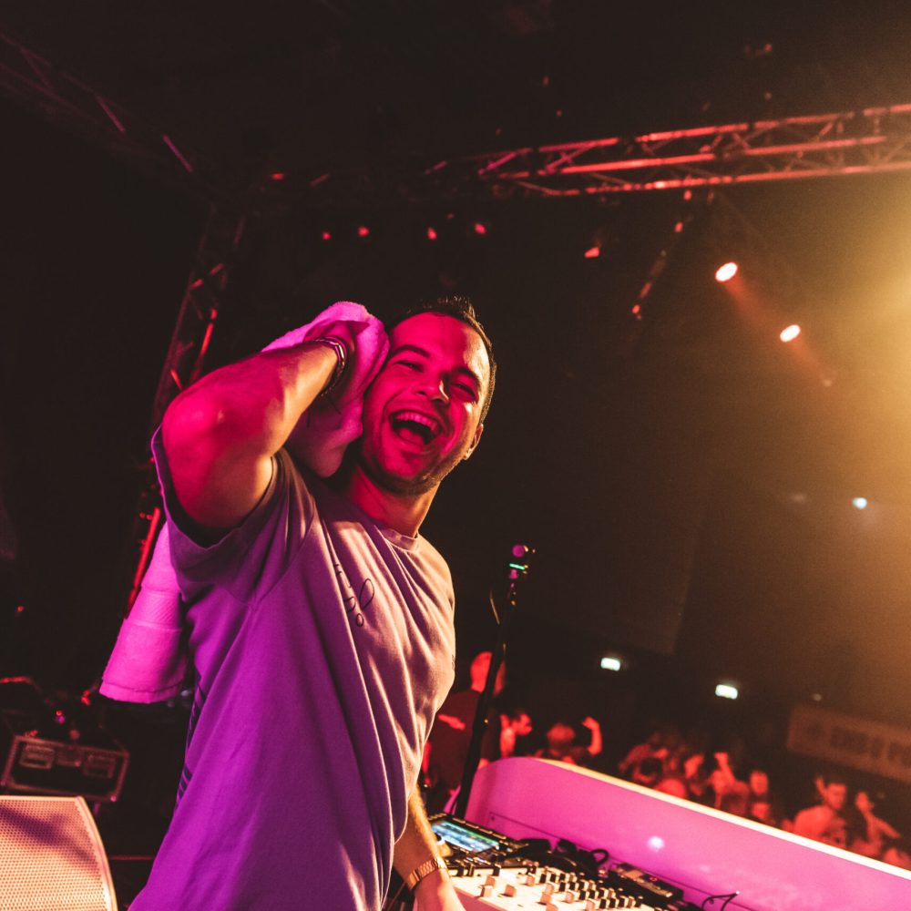 DJ live in actie — DJ boeken voor feest of evenement bij Stagelinker